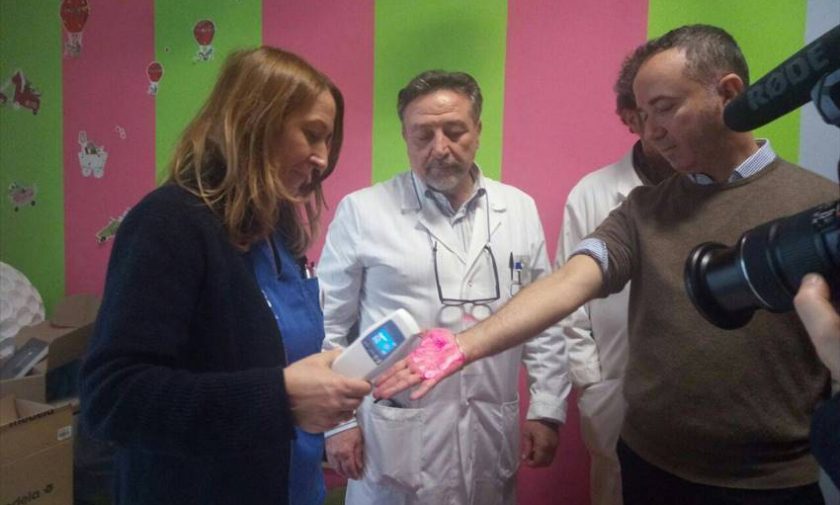 Un tiralatte e uno scanner per la ricerca delle vene dei bambini donati alla Pediatria del "Bonomo" dai consiglieri del Movimento 5 Stelle