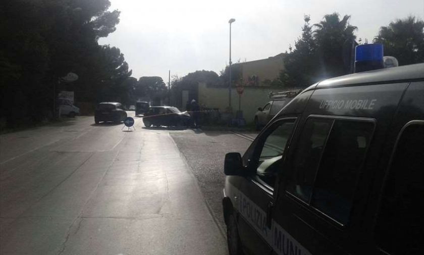 Auto finisce contro un muro in via Canosa: feriti due 24enni andriesi