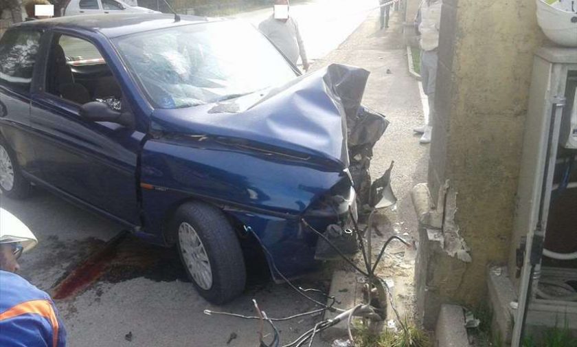 Auto finisce contro un muro in via Canosa: feriti due 24enni andriesi