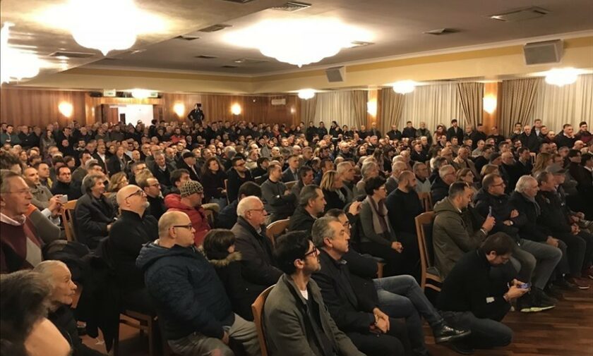 Bagno di folla per Di Maio: «Noi unica alternativa per restituire dignità all’Italia in Europa»