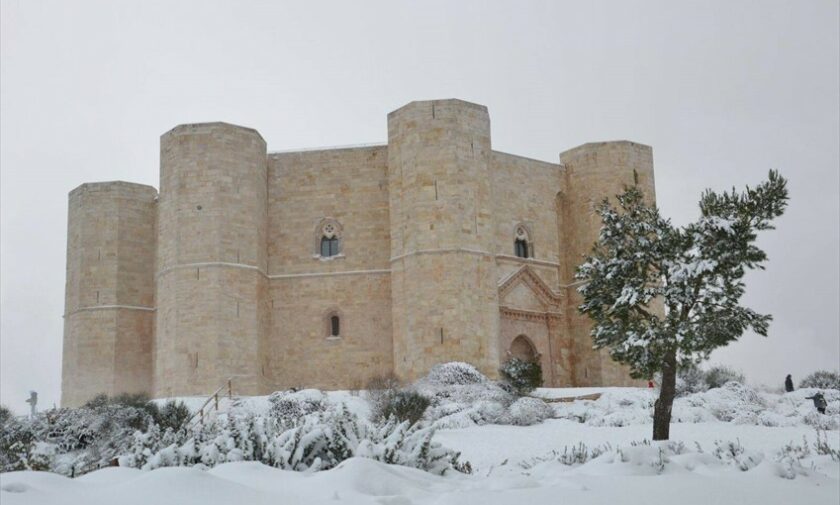 Castel del Monte avvolto dalla neve