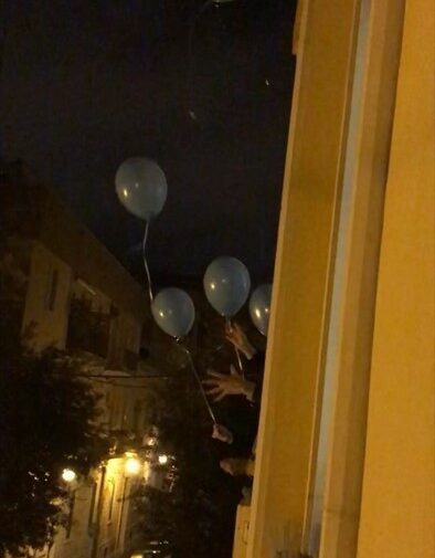 15 palloncini liberati dalla finestra dell'associazione in volo verso Giorgia
