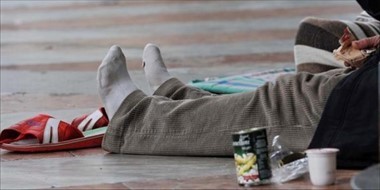 Clochard ad Andria, don Geremia Acri: «Non è vero che nessuno fa nulla. L’accoglienza è una responsabilità, non uno slogan»