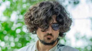 Emmanuele Sardano sul palco della cerimonia di chiusura dei Giochi del Mediterraneo con Rockin’1000