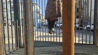 “Liscio come l’odio”: la gabbia di Dario Agrimi fa discutere in piazza Catuma