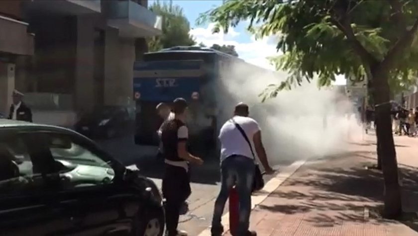 L'autobus stracolmo di studenti e pendolari ha preso fuoco nella parte posteriore. Immediata la discesa dei passeggeri