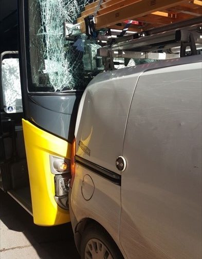 Tamponamento a catena su via Barletta: probabile malore per l'autista di un bus
