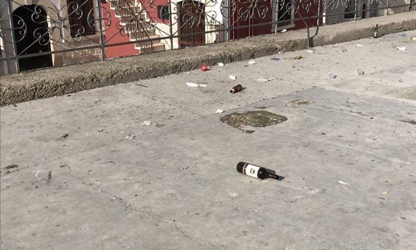 Un fiume di bottiglie e vetri rotti sulla "terrazza" di Fravina