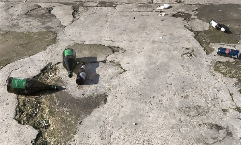 Un fiume di bottiglie e vetri rotti sulla "terrazza" di Fravina
