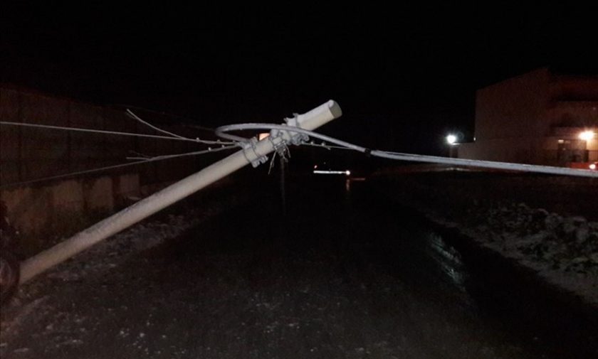 Strada ghiacciata: auto finisce contro un palo della Telecom