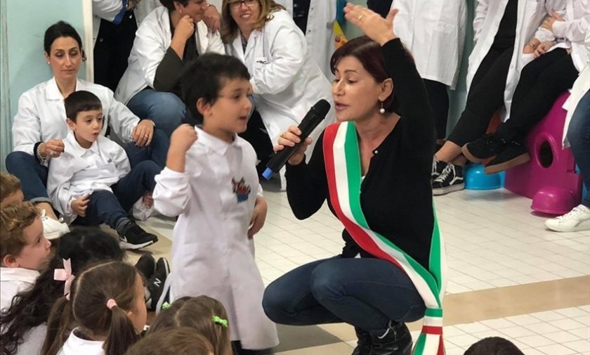 ​La Costituzione spiegata ai bambini: all’Istituto Jannuzzi-Di Donna una lezione con l’ass. Bruno