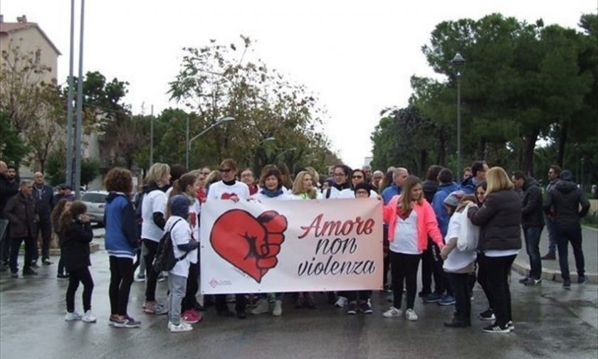 La marcia rosa per le vie cittadine dice sì all'amore e no alla violenza