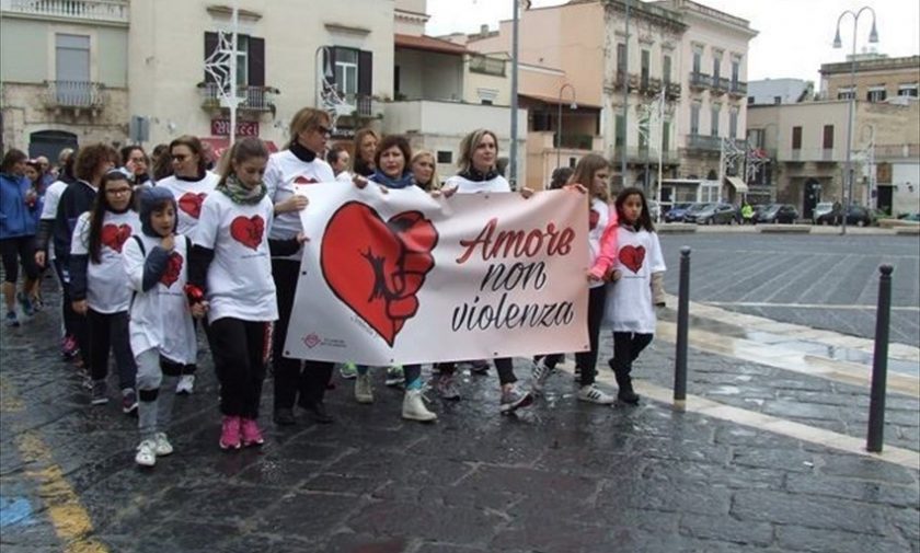 La marcia rosa per le vie cittadine dice sì all'amore e no alla violenza