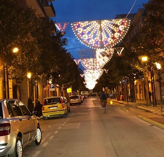 Luminarie natalizie in centro: i commercianti bissano l’idea dello scorso Natale