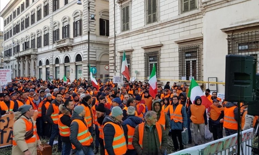I gilet arancioni manifestano a Roma