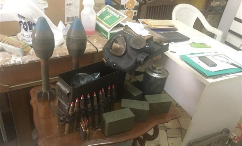 Trova munizioni da guerra mentre ripulisce il ripostiglio: artificieri in azione
