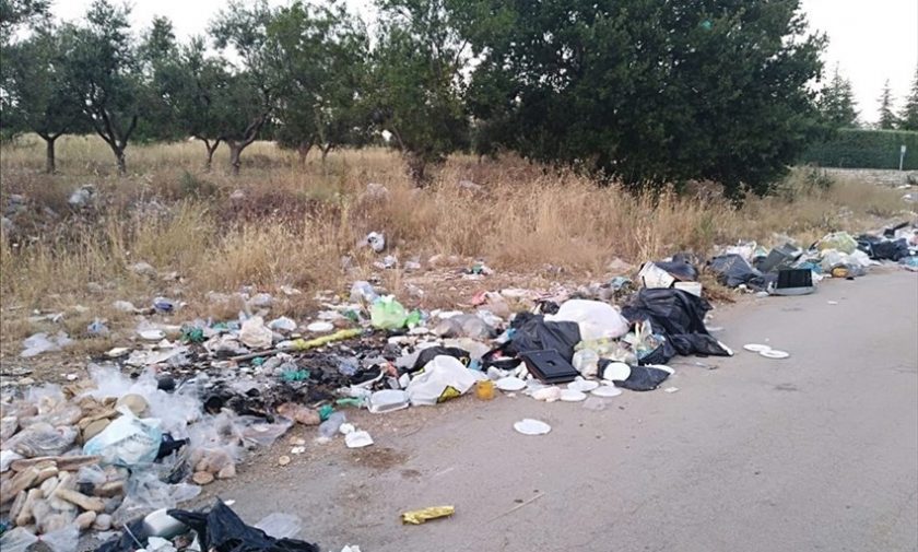 Gli incivili non vanno in vacanza: campagne deturpate da spazzatura abbandonata