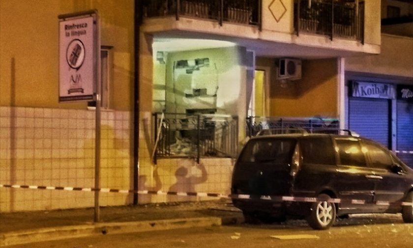 Un boato scuote la notte: bomba davanti ad un'abitazione in via Mattia Preti