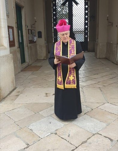 Il Vescovo Mansi si reca al cimitero e prega per tutti i defunti