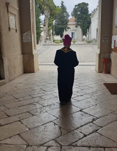 Il Vescovo Mansi si reca al cimitero e prega per tutti i defunti