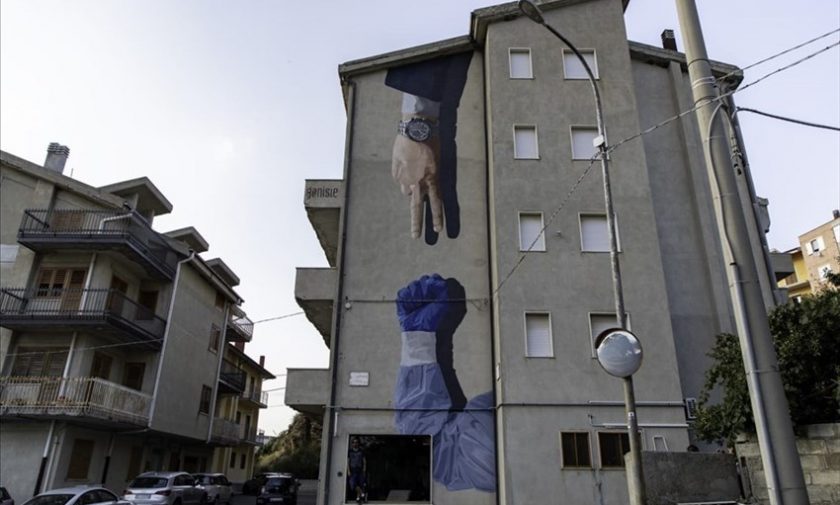 "Giocarsi la vita - la morra della sanità": il nuovo murales di Daniele Geniale