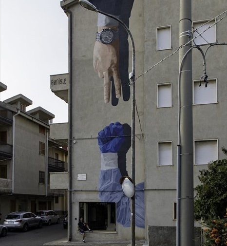 "Giocarsi la vita - la morra della sanità": il nuovo murales di Daniele Geniale