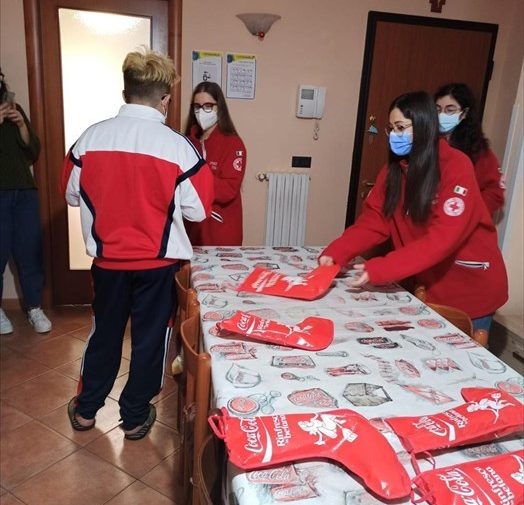 I Volontari di Croce Rossa donano sorrisi e calze ai bambini ospiti di comunità