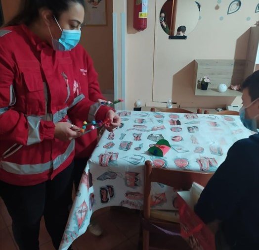 I Volontari di Croce Rossa donano sorrisi e calze ai bambini ospiti di comunità