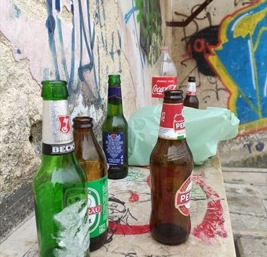 Bottiglie di alcolici nel centro storico