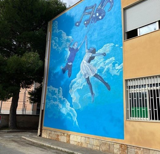 “Nel blu dipinto di Blu”: il murales dipinto sulla parete dell'i.c. Mariano Fermi